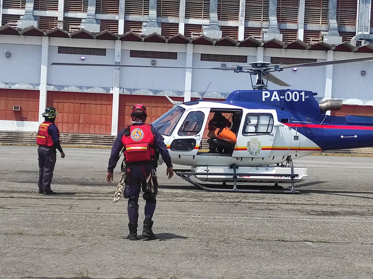 Pcivil_aragua's tweet photo. #EsNoticia Así se llevó acabó la operación llovizna en el cual los trabajos de extinción aéreos y terrestre fueron exitosos las labores tuvimos el acompañamiento de las máximas autoridades regionales en el centro de operaciones en el Coliseo El Limon municipio MBI https://t.co/LaPVUR50BC