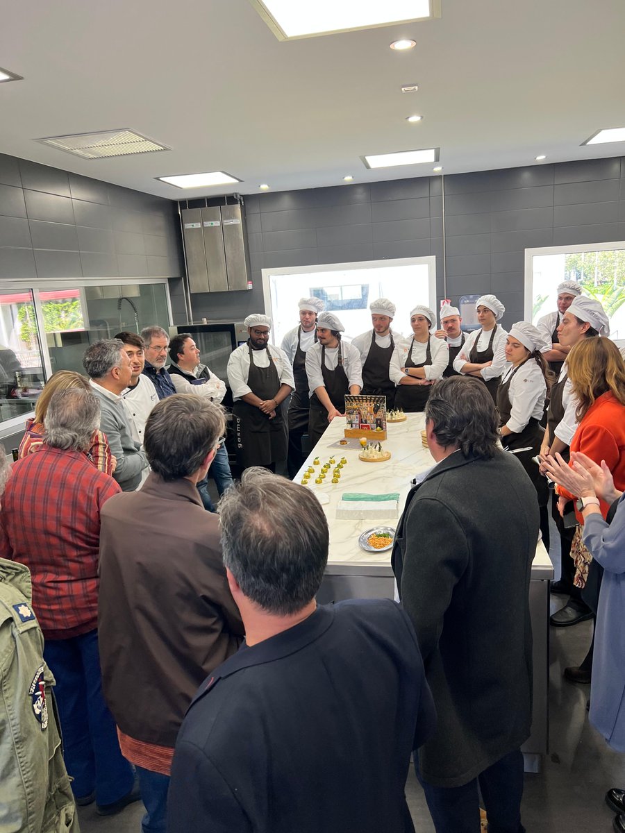 APROMAR_acui's tweet photo. APROMAR hemos estado en la presentación de AVRAMAR del libro "100 recetas de #corvina" en #Gasma. Hemos degustado innovadoras preparaciones de @corvina_rex aprovechando al máximo las partes menos conocidas... ¡realmente deliciosa! https://t.co/kDcfckyngq