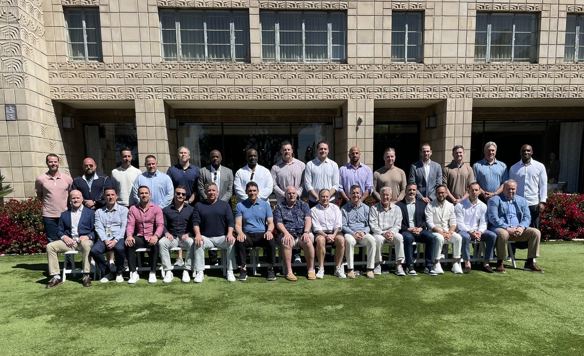 oQuarterback on Twitter "Tradicional foto dos técnicos da NFL durante