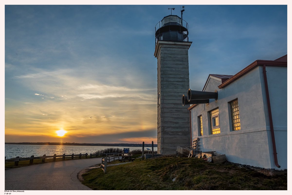 storman_norm33's tweet photo. Sunset at the Lighthouse 
.
.
#photo #lighthousephoto #landscapephotography #SunsetOverdrive #sunsetphoto #awesome_earth #travelphotography #explorerhodeisland #landscapephotomag https://t.co/9PDa06sjRz
