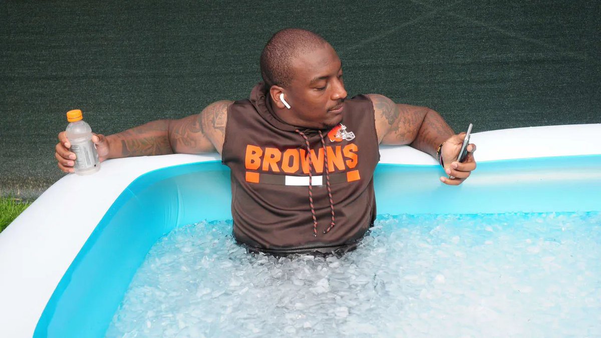 Cold exposure has MASSIVE benefits for your health.

👉🏼It can improve your mood, alertness, energy, and focus.

The best part?

You can ALSO use it to improve performance💪🏾

Want to train harder for longer?

Read this 🧵👇🏻