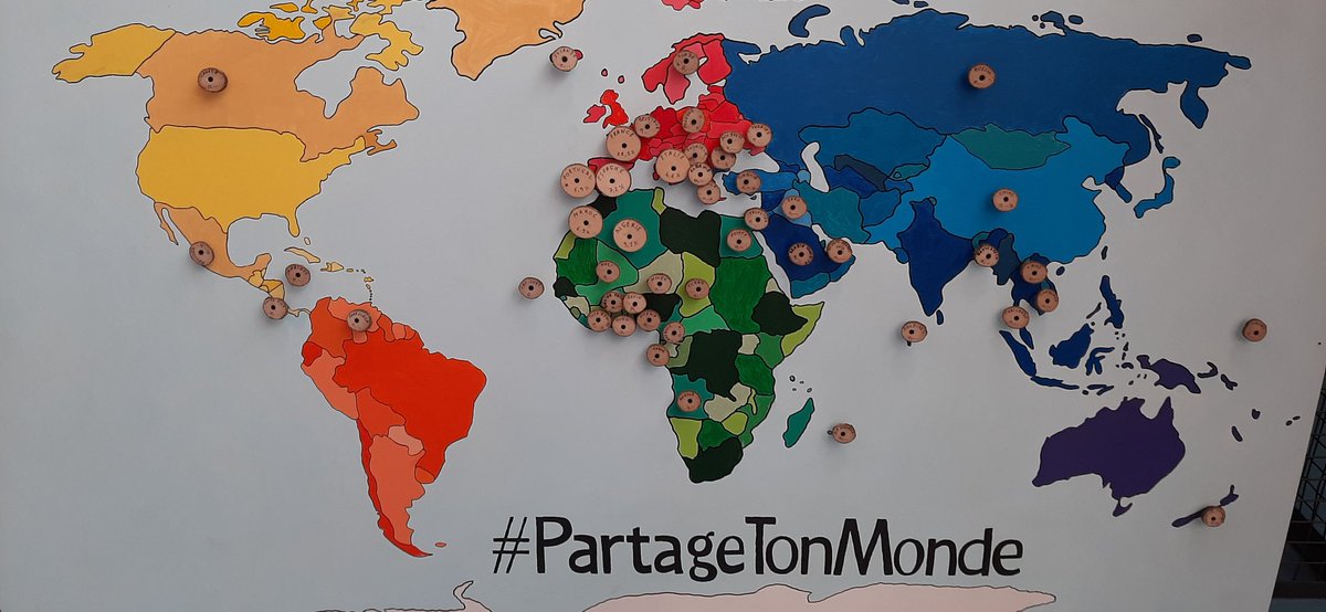 Semaine des #cultures au <a href="/Clge_Corneille/">Collège.Corneille</a> #PartageTonMonde
C'est parti !
Dans le hall du collège,  vous trouverez l'arbre des origines,  les guirlandes des #nations et la carte de la #diversité.  Tout un programme !  Cela permet aussi de réviser la #géographie !