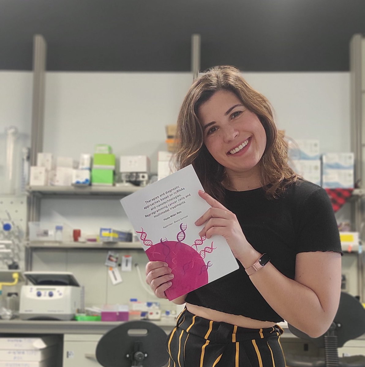 NanoBioTube (@nanobiotube) on Twitter photo 🚨Exciting news!🚨 Paula Milán Rois (<a href="/Paula_milro/">Paula MR</a>) will defend her PhD thesis this Thursday at <a href="/IMDEA_Nano/">IMDEA Nanociencia 🔬</a> (supervisor <a href="/alvarosomoza/">Alvaro Somoza</a>)🧬👩🏻🔬. She proved that non-coding RNAs are powerful therapeutic and diagnostic tools with the help of nanotechnology!
👉🏻nanociencia.imdea.org/es/imdea-nanoc… 🚨Exciting news!🚨 Paula Milán Rois (<a href="/Paula_milro/">Paula MR</a>) will defend her PhD thesis this Thursday at <a href="/IMDEA_Nano/">IMDEA Nanociencia 🔬</a> (supervisor <a href="/alvarosomoza/">Alvaro Somoza</a>)🧬👩🏻🔬. She proved that non-coding RNAs are powerful therapeutic and diagnostic tools with the help of nanotechnology!
👉🏻nanociencia.imdea.org/es/imdea-nanoc…