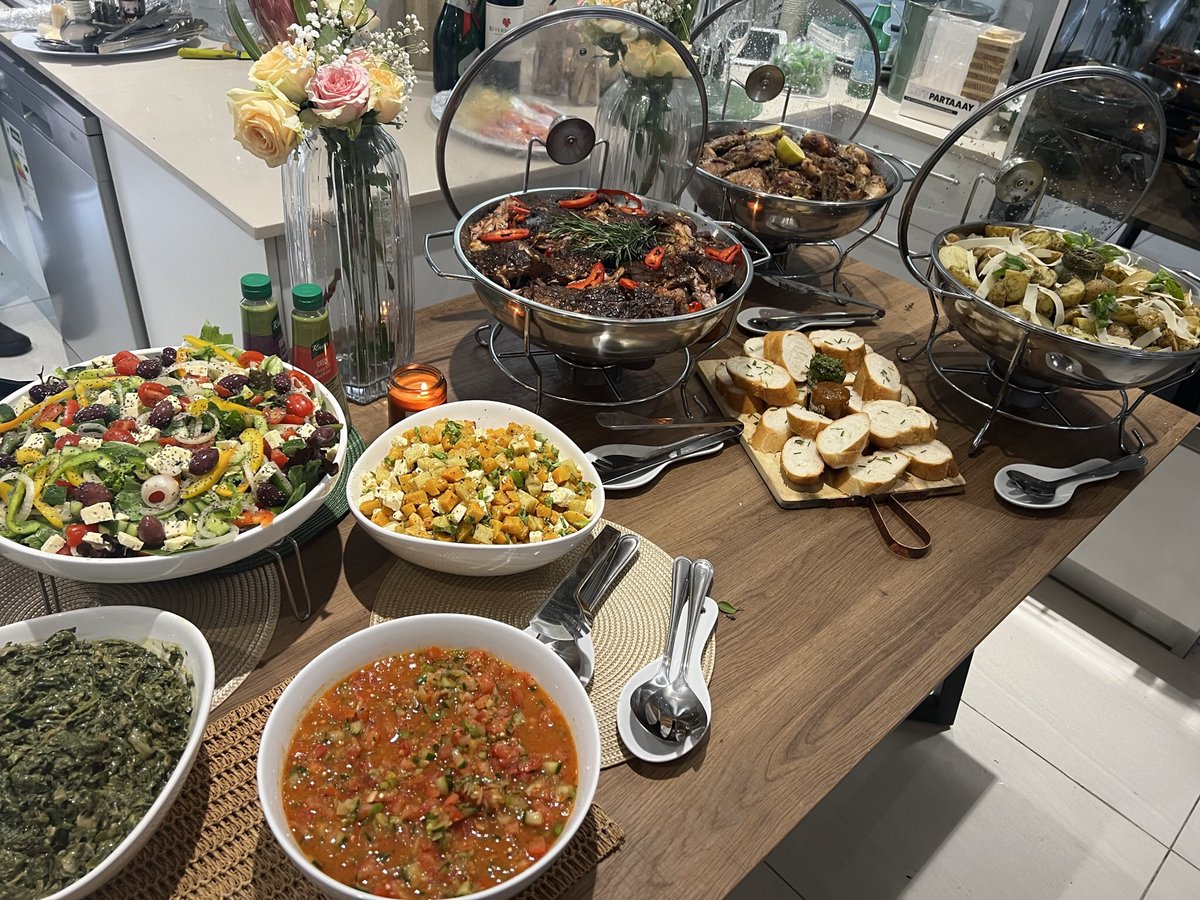 I trust your dinner spread was just as scrumptious tonight || We love good food ❤️🍴
.
.
.
.
.

#dinnerideas #foodies #food #easymeals #summermeals #catering #private-event #eventing #ourservicesareperfectforeveryoccasion