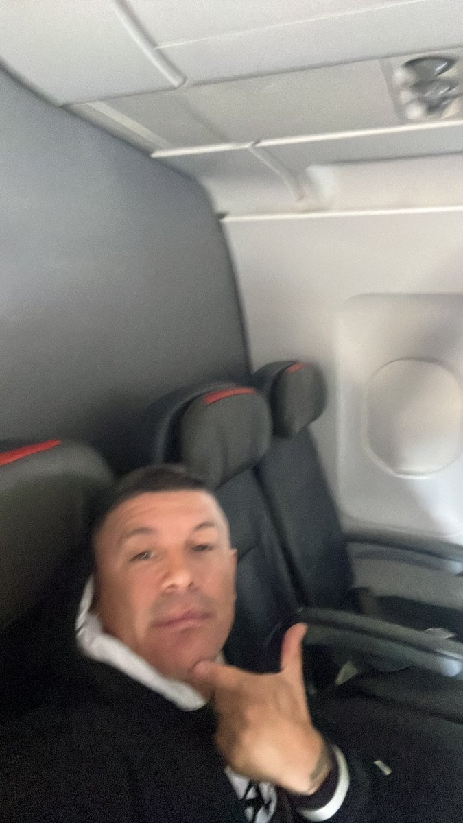 pablitolescano's tweet photo. Vine buscando cobre y encontré oro!! Tres asientos libres en el avión https://t.co/GwNxXAQIdB