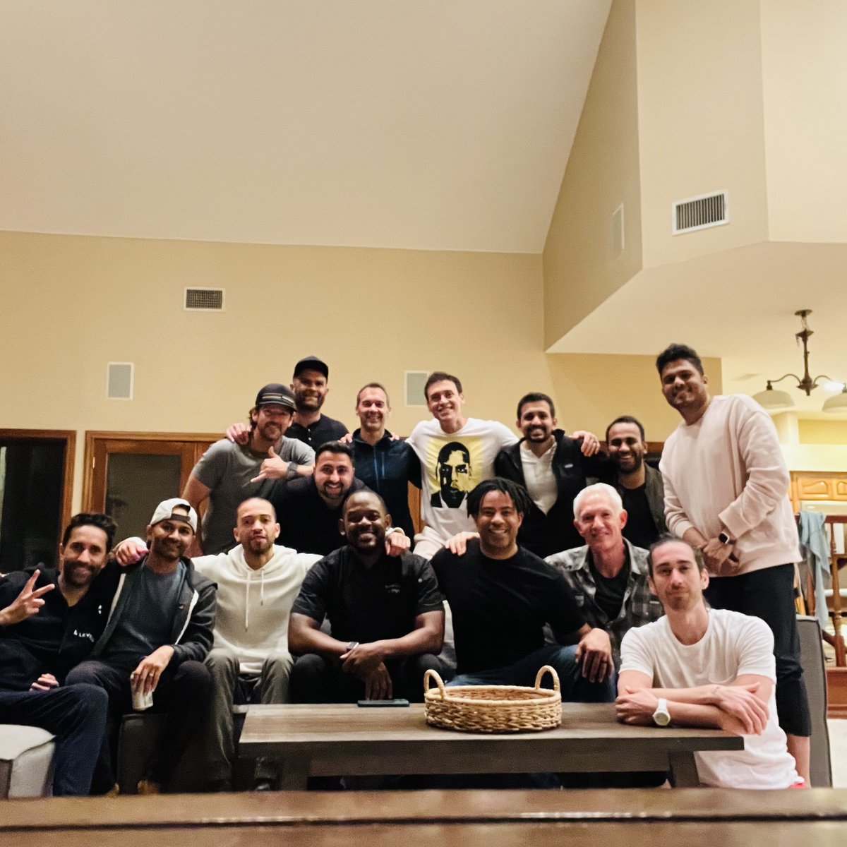 TheAntonioNeves's tweet photo. Men are in a dire state when it comes to friendships.

Research reveals that 1 in 7 men don't have a single friend and men are less likely to seek emotional support from friends.

This has led to a dangerous surge in loneliness and isolation.

It doesn't have to be this way. https://t.co/Wa4RvdsVVc