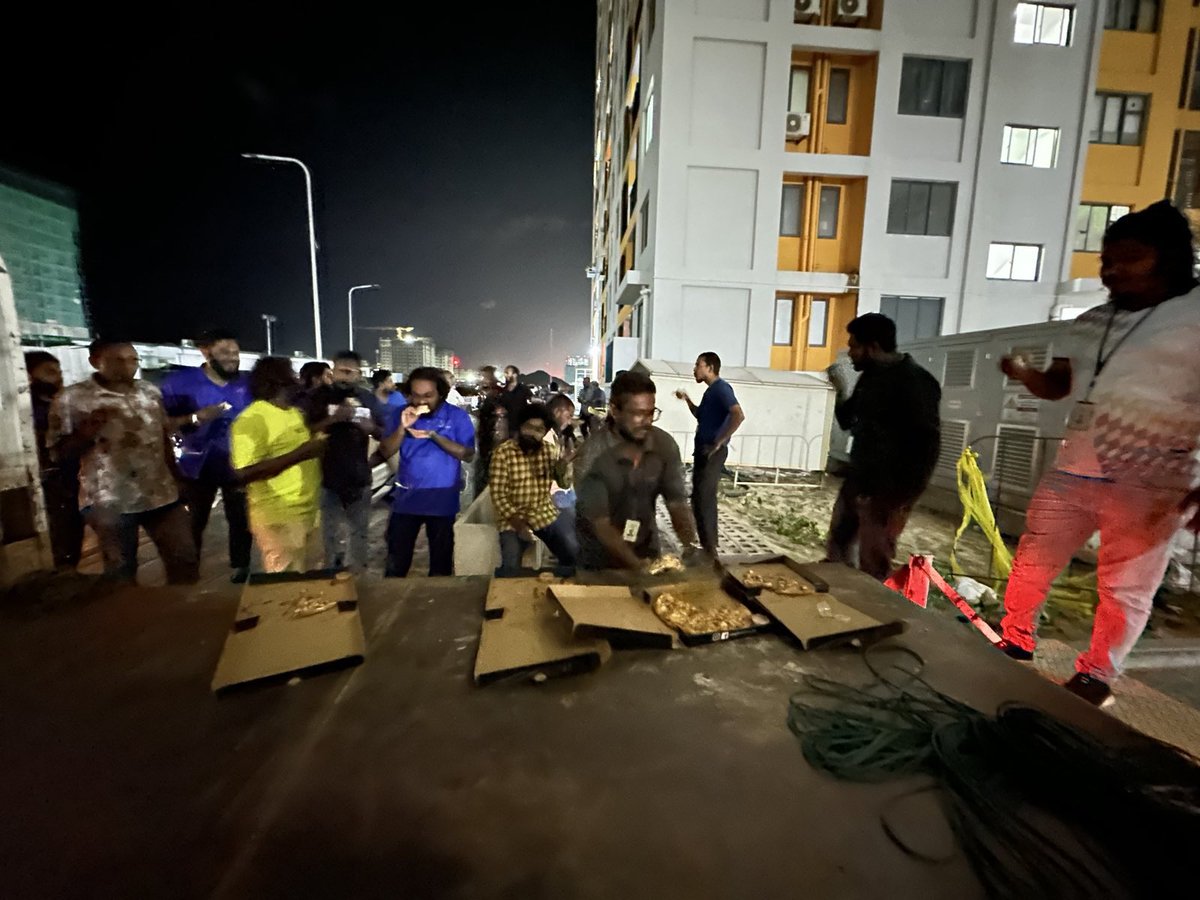 pizzakitchenmv's tweet photo. Pizza Kitchen applauds the hardworking staff of @STELCOMALDIVES who have worked tirelessly to resolve HIYA's power outage. 👏🏼👏🏼👏🏼 https://t.co/kKu0peOPwd