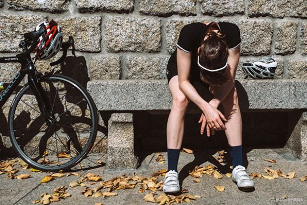 Momento de descanso y meditación. 🤔

#CiclismoFemenino #CyclismeFeminin #CyclingWomen