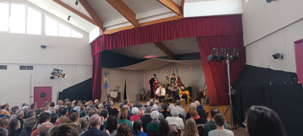 Mairie_Parne53's tweet photo. Salle comble hier pour la représentation de 15h de la troupe Parnéenne des rigolettos "Ce soir, y a du dessert "
#Theatre #sortie https://t.co/Dm7fkxweZA