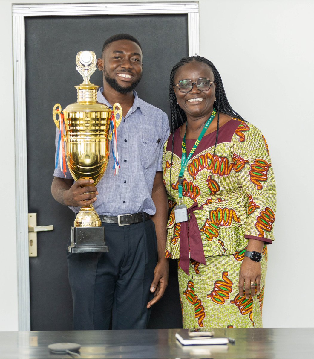 Someone frame this! ❤️
Leadership of KNUST Students' Parliament proudly presented the Commonwealth Debate championship trophy to our esteemed Vice Chancellor, Prof Rita Akosua Dickson. Ayekoo to our talented parliamentarians for securing back-to-back victories.🎊