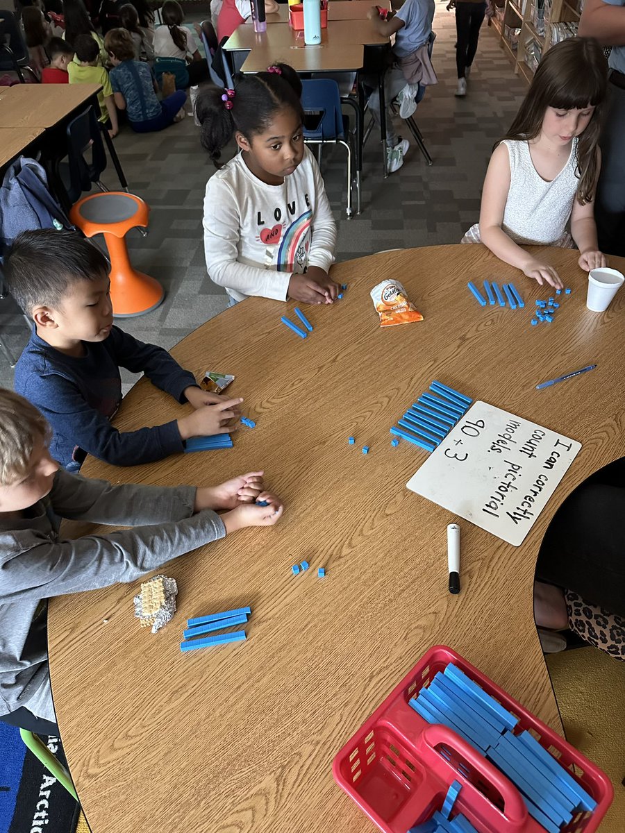 Pennington1st's tweet photo. Shout-out to @applesolutely_ for teaching an engaging small group lesson on pictorial models! #vaughnspringtraining @laurentmonk @VaughnElemFISD https://t.co/JC9s6Leydq