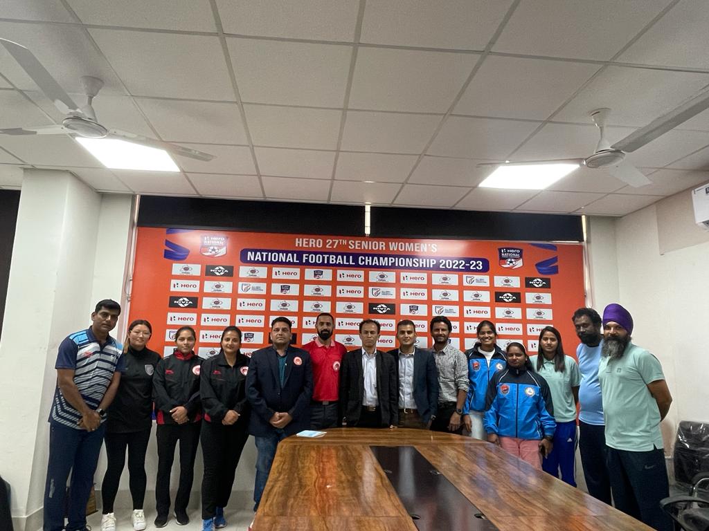 omtanwarsingh's tweet photo. #हिरो #सिनीयर #वूमेन #नेशनल #फुटबॉल चैंपियनशिप #अमृतसर में पहले मैच के लिए टीम #आफिसीयल #मीटिंग के दौरान कोच शक्ति सिंह..इन्दु शर्मा..मीरा कुमारी व #आपका #ओम #तंवर
#SurajPalAmu
#haryanafootballassociation
#omtanwar https://t.co/Ze684eBXL3