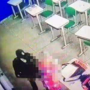 CrimesReais's tweet photo. 🚨 Escola que sofreu atentado já havia alertado a polícia sobre o comportamento suspeito do agressor, um mês antes do ataque. O adolescente, de 13 anos, estava enviando fotos de armas para os alunos. https://t.co/6RCdAgyagU