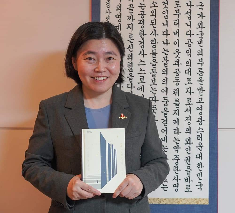 임은정 검사

정부과천청사 정문을 지나 법무부로 가는 길.

10년 전인 2013년 2월 5일 
검사징계위원회에 출석하던 때가 절로 떠올랐습니다.
... 겨울 끝자락의 한기가 어찌나 차던지.
몸도, 마음도 너무 추웠습니다...
그날 밤 휴대전화로 정직 4월 속보를 확인하고
지하철역을 빠져나오며 올려다본