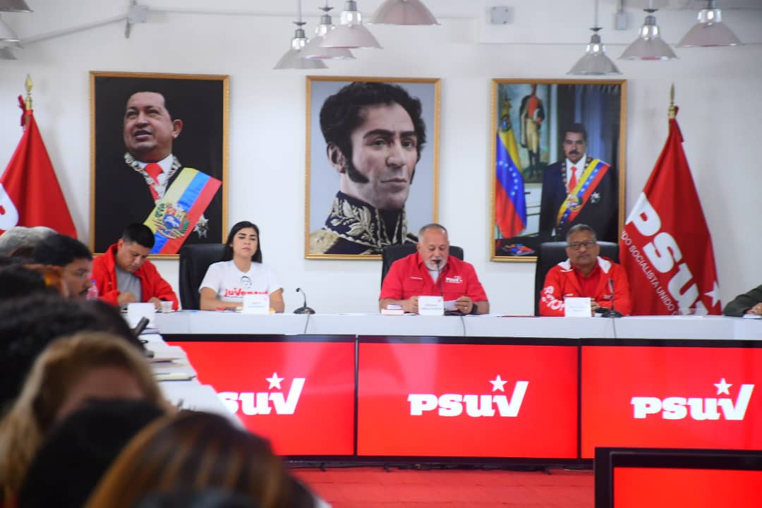 #EnFotos📷| Primer Vicepresidente del PSUV, <a href="/dcabellor/">Diosdado Cabello R</a> reiteró que "la lucha contra la corrupción es una de las líneas fundamentales de cualquier revolución".

#NiCorrupciónNiGuarimbas
