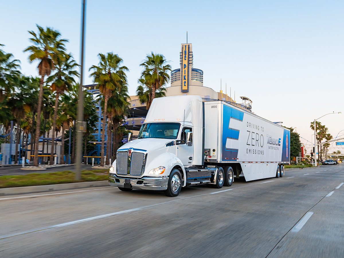KenworthTruckCo's tweet photo. The Kenworth T680E battery-electric truck, built on the popular and proven class 8 T680 platform, is perfect for port drayage, pickup and delivery, and last mile logistics applications: https://t.co/kXXClSZ7tl 
#DrivingtoZeroEmissions #T680E #BatteryElectric #Kenworth https://t.co/ybTbbdM7xA
