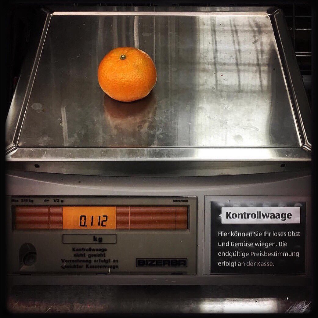ChrissyvWellean's tweet image. ... colour composition 0,112 kg (2017) ... #colour #colourmatch #tangerine #supermarket #grocery #groceryart #scales #mood #atmosphere #life #snapshot