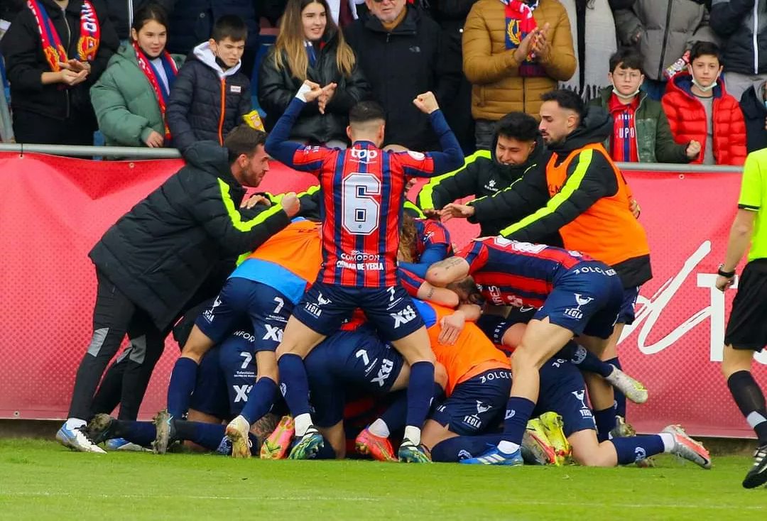 📝🔛 El partido empezó con estos jugadores y un gran ambiente en las gradas... ¡Y el gol se celebraró así! 🍍🥳

🤔🤷🏼‍♂️ ¿Algo importante tenía que haber en juego, no? 😎💪

#GraciasAfición 🤗
#SoyDelYeclano 🔵🔴
#YeclanoCaravaca ⚔⚽️