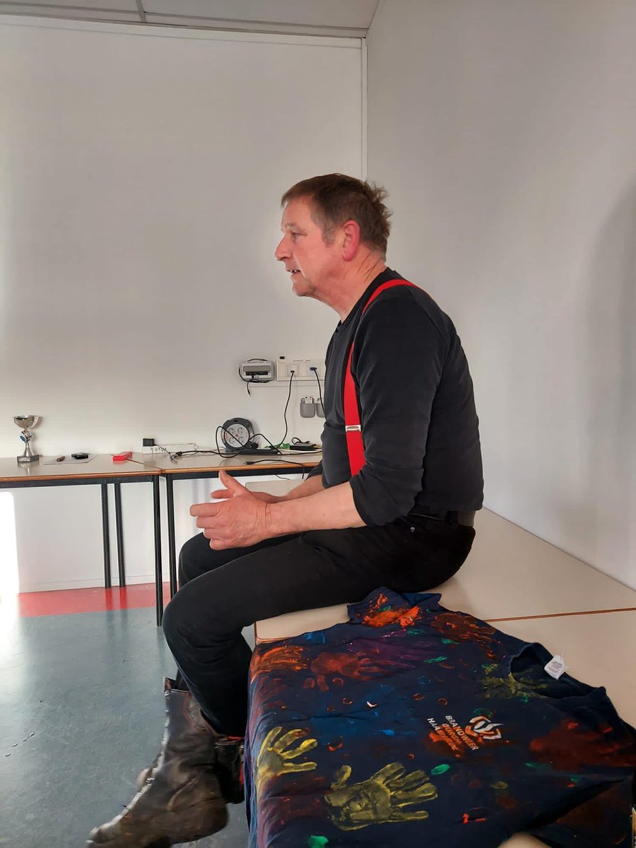 Tweet 1 van 2. Per 01-04-23 stop ik na 36 jaar actieve dienst als #brandweervrijwilliger. Vrijdag nam ik op mijn manier afscheid van ‘mijn ploeg’ Dank aan alle collega’s van <a href="/BrwHaamstede/">Brandweer Haamstede</a> voor de jarenlange samenwerking én het mooie afscheid!