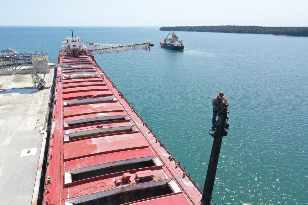 With Great Lakes Seaway Shipping fully open, let's look at last year's top 3 photo contest finalists! 

Coming in at number 3

"Spar Light Replacement" captured by Bryan Budnick

Congrats to Bryan, and stay tuned to see our other winners later this week!