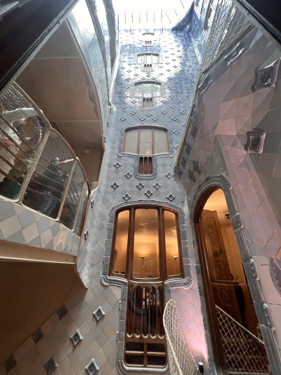 HBSpain's tweet photo. Gaudí designed this house to feel what it would be like experiencing life underwater 💦 🐠 https://t.co/K7Xai0owGp