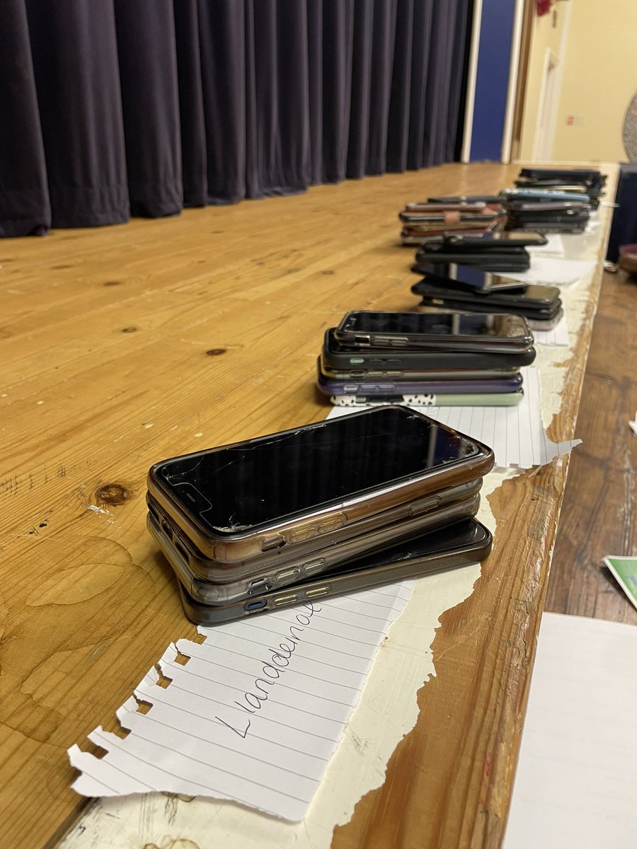 Ma nhw’n siriys yn rownd gogledd Ceredigion o’r Cwis Iau. Dim twyllo o gwbl. Ma werth ffortsiwn ar y llwyfan ‘ma 😂