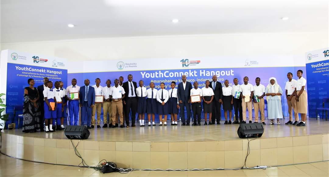ASEVIF_Butare's tweet photo. Kuri uyu wa mbere , seminari nto yo ku karubanda yabaye iyambere inahembwa mu marushanwa ku muco, indangagaciro n'umurage mu Rwanda; akaba ari amarushanwa yateguwe na @IntekoyUmuco .

#Songa https://t.co/rmNAzDpqFh