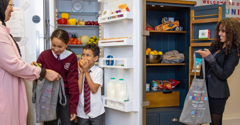carboncopy_eco's tweet photo. Have you heard about a community fridge? It's super easy to set up, and it helps people access food while reducing food waste in your area. Anyone, including businesses, can donate surplus food, preventing food waste.