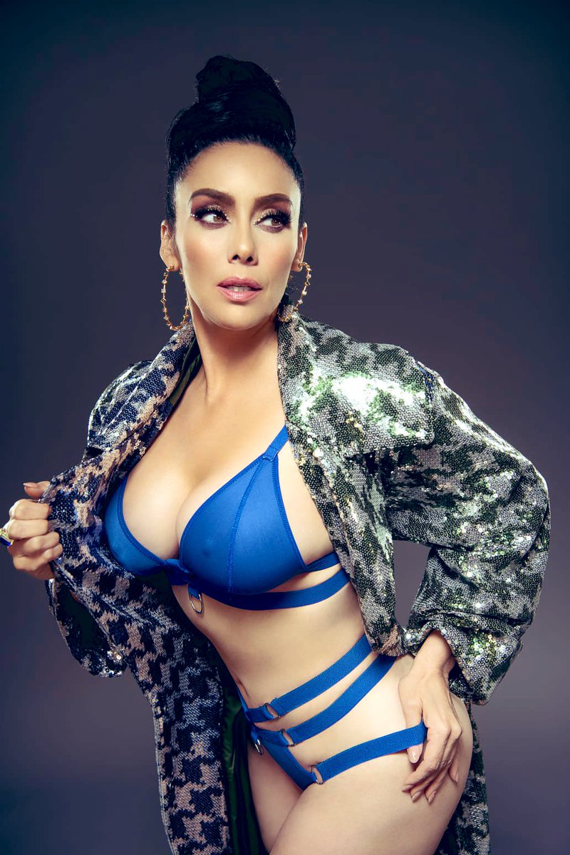 SUGEYABREGO's tweet photo. ¡Lluvia de besos! 💋💙💙💙

#SugeyAbrego #LaReinaDelVIP #SuLovers #FelizLunes https://t.co/wCG0hJWIu1