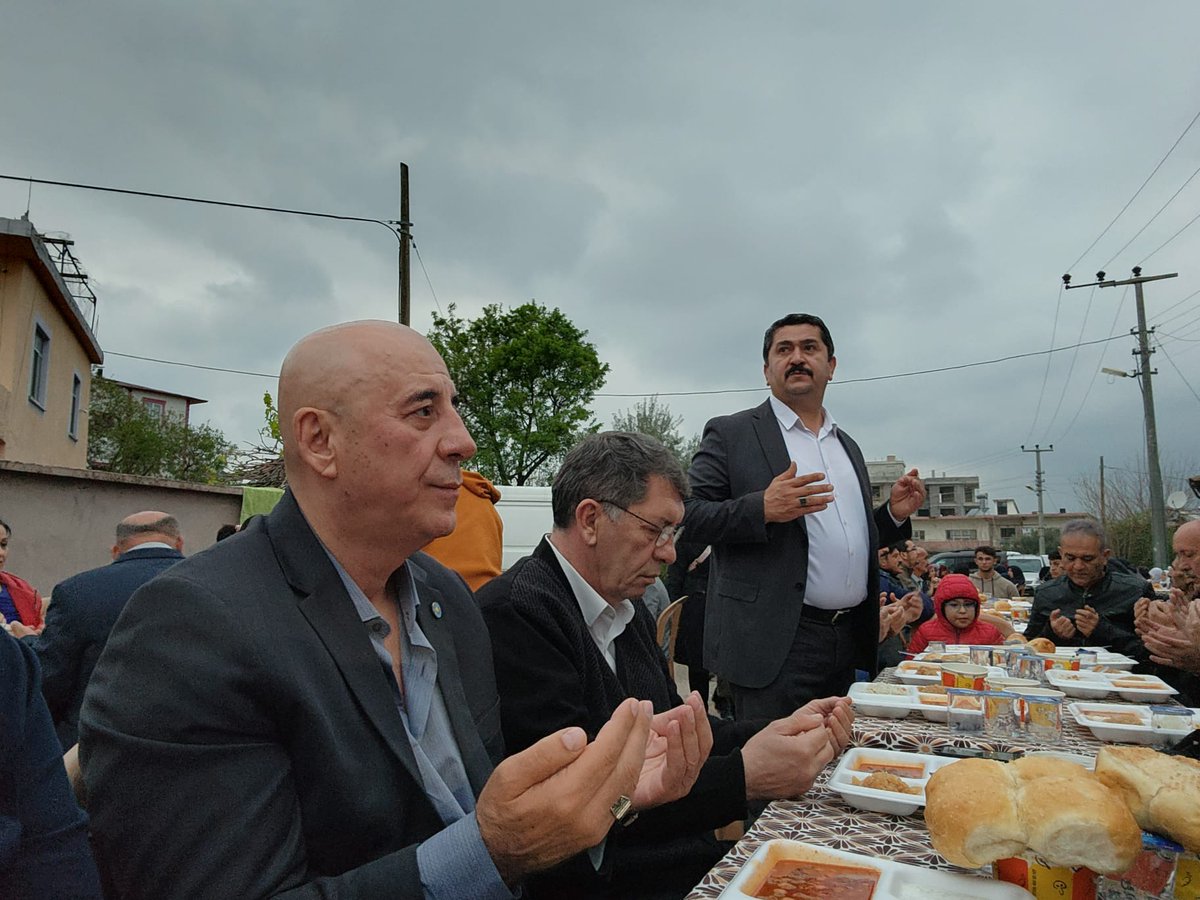 ErtuganMusa's tweet photo. Önceki dönem Kepez İlçe Başkanımız .Sn Mazlum Yücel in Kayınpederi 2 dönem  Varsak Belediye Başkanlığı yapan kıymetli büyüğüm Agabeyim Sn. Kazım Bilgili'nin düzenlemiş olduğu iftar davetine Önceki dönem İl Teşkilat Başkanımız Bülent Erol ve Gazeteci Yazar Yavuz Selim Demirağ ile birlikte katıldık. 

Misafirperverliği için Sn. Kazım Bilgili ye teşekkür ederim. Allah Hayırlarını arttırsın. Dualarını Kabul etsin. 

#TarihYazacağız 
#AzKaldı
#ZamanıGeldi

@Bulenterol0715