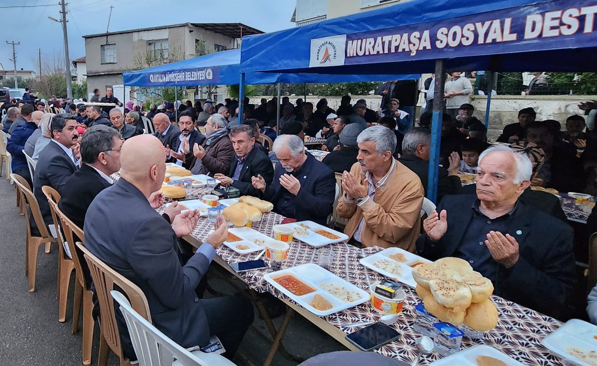 ErtuganMusa's tweet photo. Önceki dönem Kepez İlçe Başkanımız .Sn Mazlum Yücel in Kayınpederi 2 dönem  Varsak Belediye Başkanlığı yapan kıymetli büyüğüm Agabeyim Sn. Kazım Bilgili'nin düzenlemiş olduğu iftar davetine Önceki dönem İl Teşkilat Başkanımız Bülent Erol ve Gazeteci Yazar Yavuz Selim Demirağ ile birlikte katıldık. 

Misafirperverliği için Sn. Kazım Bilgili ye teşekkür ederim. Allah Hayırlarını arttırsın. Dualarını Kabul etsin. 

#TarihYazacağız 
#AzKaldı
#ZamanıGeldi

@Bulenterol0715