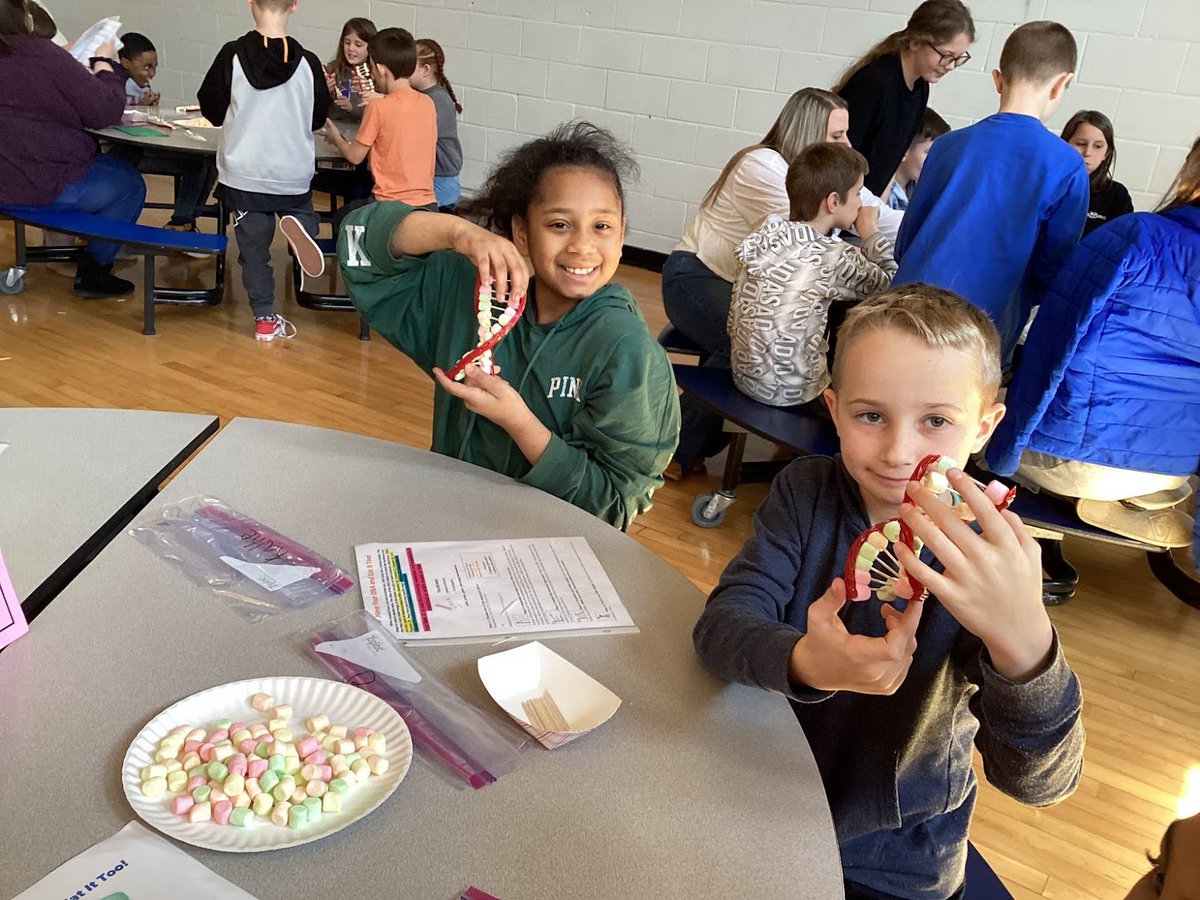 JKSTEAMLAB's tweet image. John Kirkwood came over to JK to share his knowledge about careers in Health Sciences to our 4th Graders. He gave the students insight on how to get into these careers, as well as, what they can do right now to prepare. Students made edible DNA during the event.  @BataviaJK