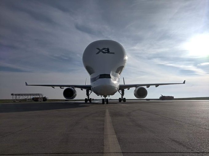 ccastanette's tweet photo. Air Macron One. Seul avion capable de transporter l'égo de #melon2000 https://t.co/bgiswRAsV0