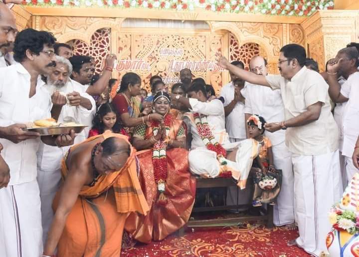 asaisethu's tweet photo. கழக பொதுச்செயலாளர் 
மக்கள் செல்வர் திரு #டிடிவி_தினகரன் அவர்களின் தலைமையில் ....

திருச்சி மாநகர் மாவட்ட கழக தகவல் தொழில்நுட்ப பிரிவு செயலாளர்

திரு #MK_குமார் அவர்களின் திருமணத்தை நடத்தி ��ைத்து மணமக்களை வாழ்த்தினார்...
வாழ்க வளமுடன் வாழ்த்துகள் மணமக்களே    ...💐💐💐 https://t.co/GbwgXeSzKE
