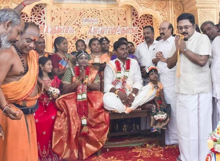 asaisethu's tweet photo. கழக பொதுச்செயலாளர் 
மக்கள் செல்வர் திரு #டிடிவி_தினகரன் அவர்களின் தலைமையில் ....

திருச்சி மாநகர் மாவட்ட கழக தகவல் தொழில்நுட்ப பிரிவு செயலாளர்

திரு #MK_குமார் அவர்களின் திருமணத்தை நடத்தி ��ைத்து மணமக்களை வாழ்த்தினார்...
வாழ்க வளமுடன் வாழ்த்துகள் மணமக்களே    ...💐💐💐 https://t.co/GbwgXeSzKE