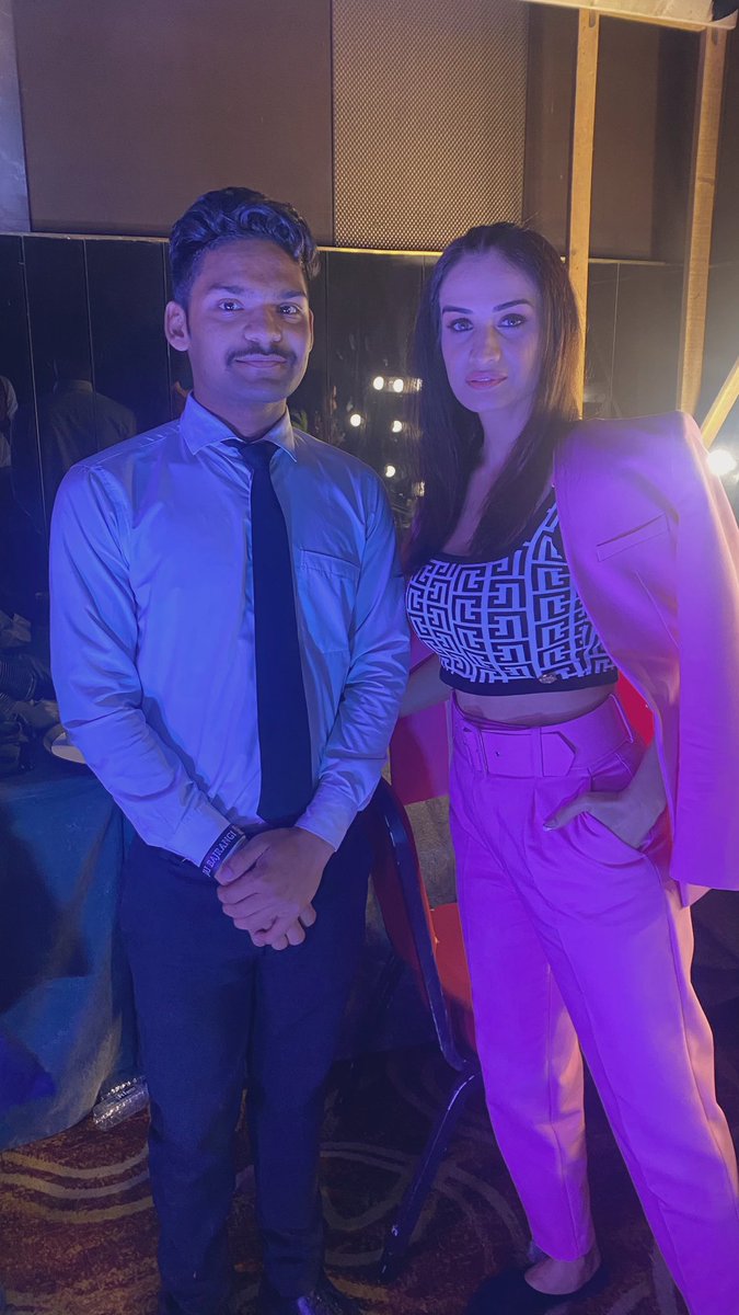 RaviRomieo's tweet photo. Bolywood Actress Karishma Modi with me she is work in super cops (life ok ) channel #BBTaitans #karishmamodi #supercops #lifeok #viral2023 #viralpost #trending2023 #TrendingHot #TrendingNews #love #webseries #serial #actress #policecharacter https://t.co/JWGnhEdq1b