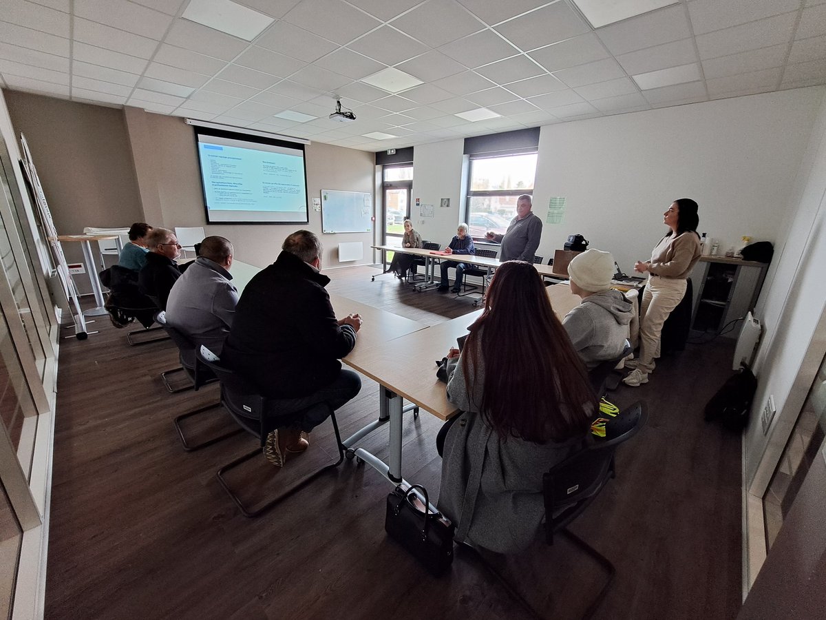 Au @poleemploi_HDF Bapaume, 10 personnes ont découvert, en présence du GEIQ3A, le secteur agricole et ses nombreuses opportunités d'emploi. 7 d'entre eux vont suivre demain un atelier de détection de potentiels. De beaux parcours à venir👍 #Compétences #TousMobilisés <a href="/MBESTELLE10/">Mickaël Bestelle</a>