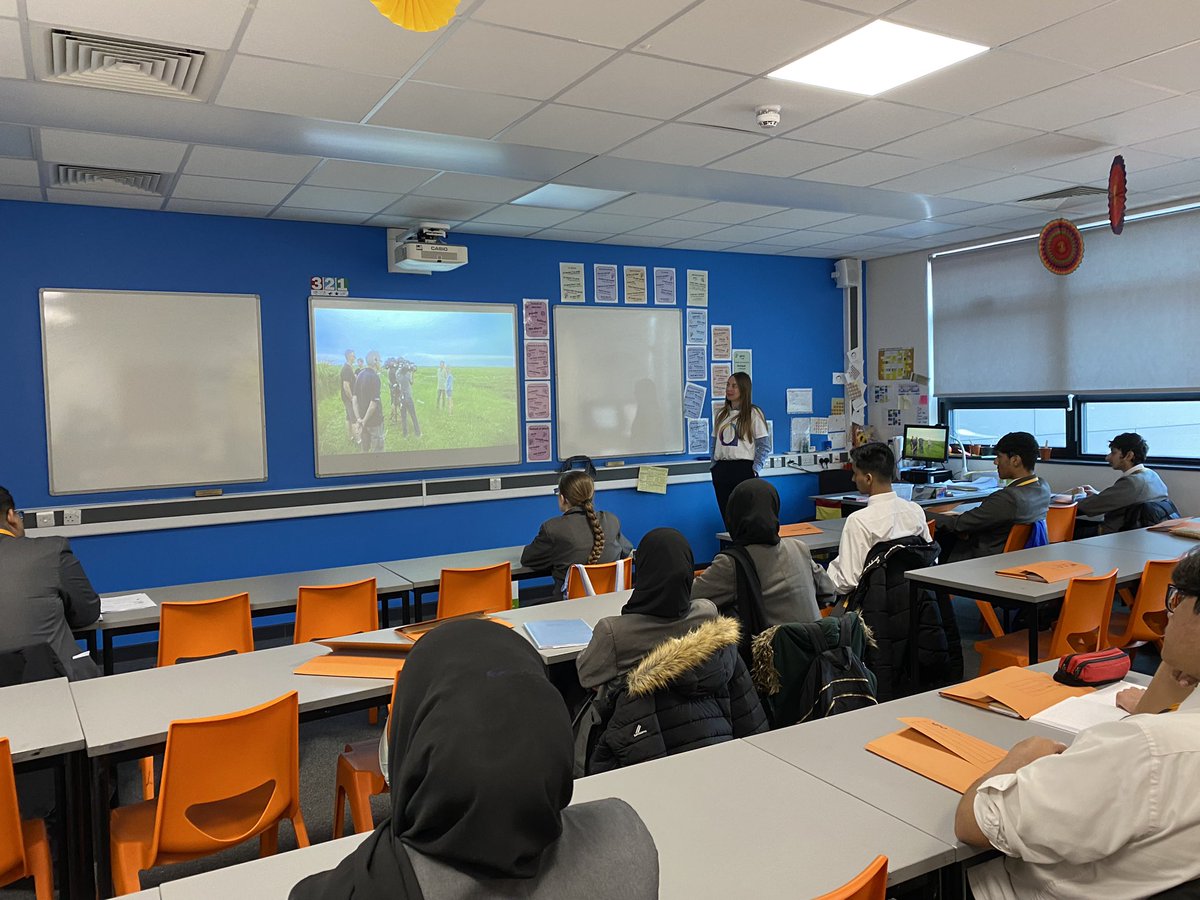 It’s always a pleasure to co-teach with @taylor_senorita ! Today it was a real privilege to hear her talk to Year 11 about #AutismAcceptanceWeek and watch some video clips about different peoples’ experiences living with autism!