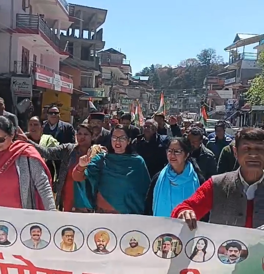 Ranu_manali's tweet photo. आज मनाली विधानसभा कांग्रेस द्वारा पतलिकुहल में कांग्रेस नेता  @RahulGandhi जी की सांसदी छीने जाने पर सत्याग्रह और हल्ला बोल का आयोजन किया।✊✊✊
#RahulGhandi https://t.co/NQ90mLs3bn
