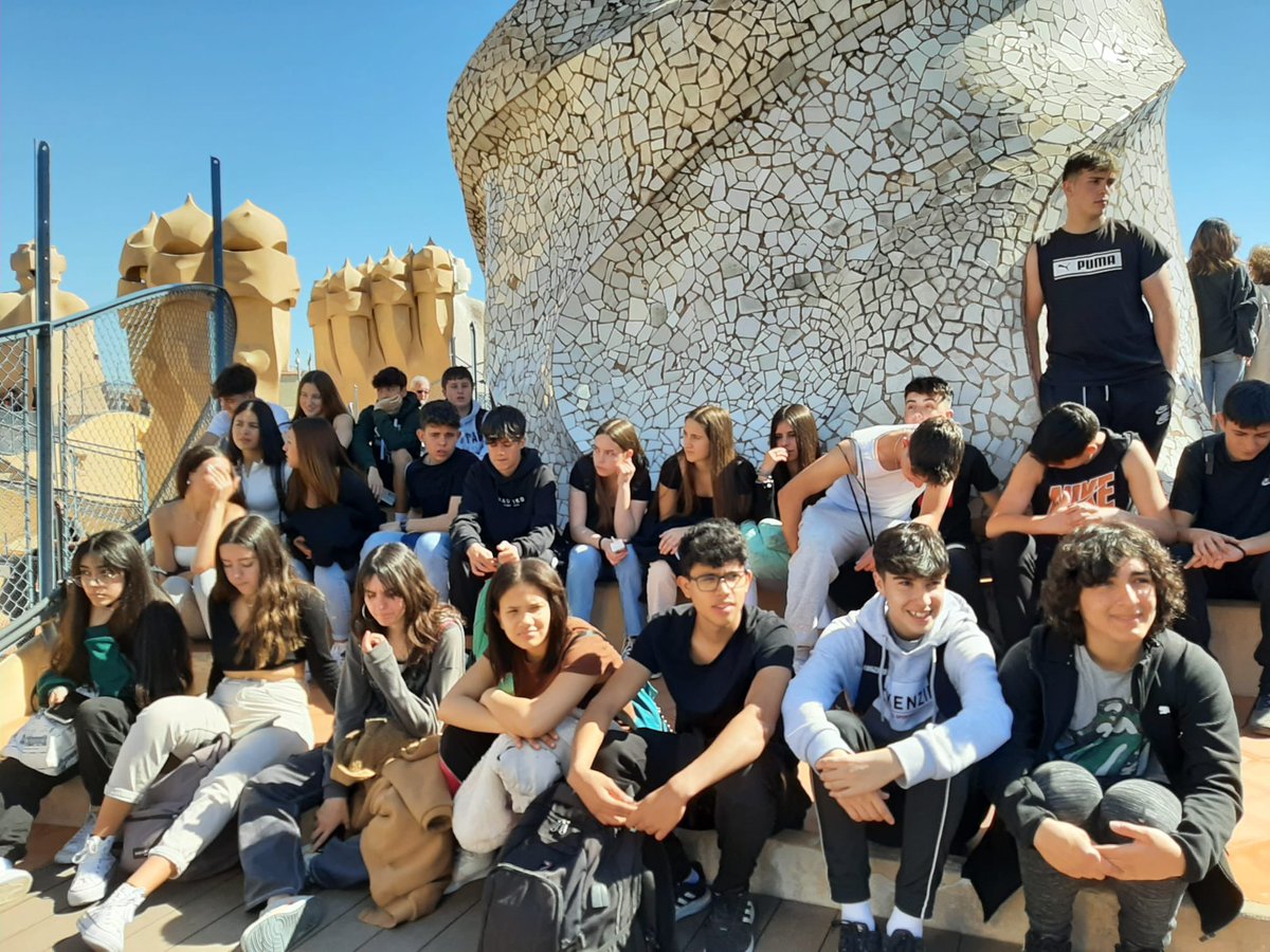 escreginahorta's tweet photo. Els alumnes d”ESO4 han fet la primera part de la ruta Modernista. Han visitat ,entre altres efificis, la Pedrera i han pogut aprofundir sobre aquest estil arquitectònic i sobre Antoni Gaudí. #ProgramaCreix #elreginacreixambtu @PedreraFundacio https://t.co/nRHk1enlLj https://t.co/KXe38n9D2t