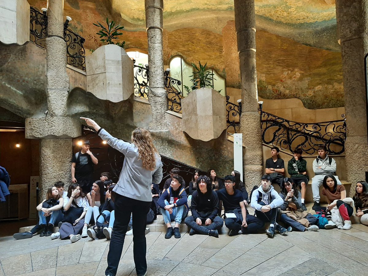 escreginahorta's tweet photo. Els alumnes d”ESO4 han fet la primera part de la ruta Modernista. Han visitat ,entre altres efificis, la Pedrera i han pogut aprofundir sobre aquest estil arquitectònic i sobre Antoni Gaudí. #ProgramaCreix #elreginacreixambtu @PedreraFundacio https://t.co/nRHk1enlLj https://t.co/KXe38n9D2t