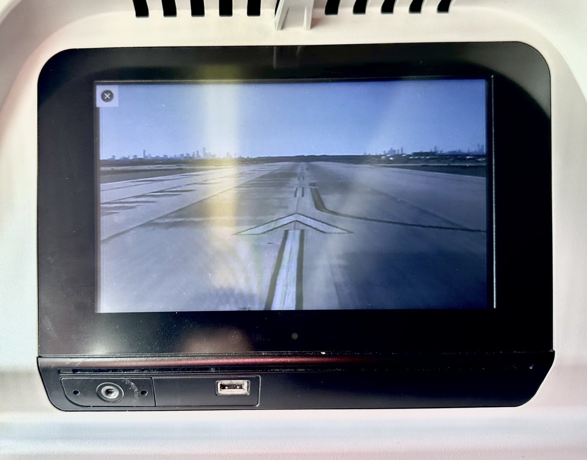 ualch9's tweet photo. my plane had a live camera view, very cool https://t.co/3FvSOKZXSJ