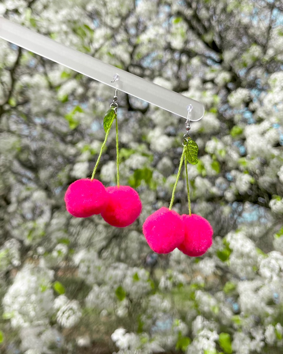 caseymangdesign's tweet image. 🍒These Cherry PomPom dangles are the ultimate starter statement earring for those who are dipping your toes into bold earrings. They’re Light weight, vibrant, and the perfect way to add some personality. 2 styles: disco and neon. 

#statementjewelry #kitsch #bigearrings #earring