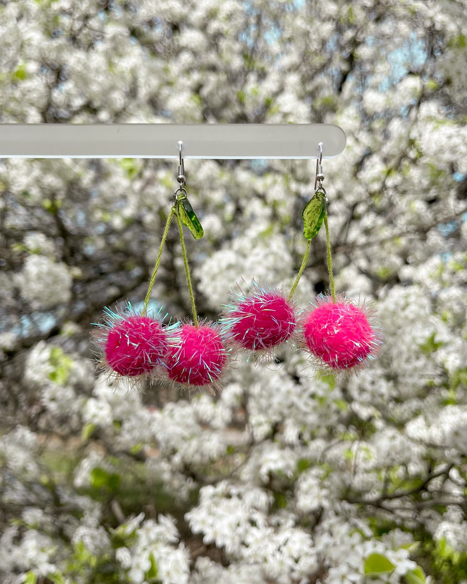 caseymangdesign's tweet image. 🍒These Cherry PomPom dangles are the ultimate starter statement earring for those who are dipping your toes into bold earrings. They’re Light weight, vibrant, and the perfect way to add some personality. 2 styles: disco and neon. 

#statementjewelry #kitsch #bigearrings #earring