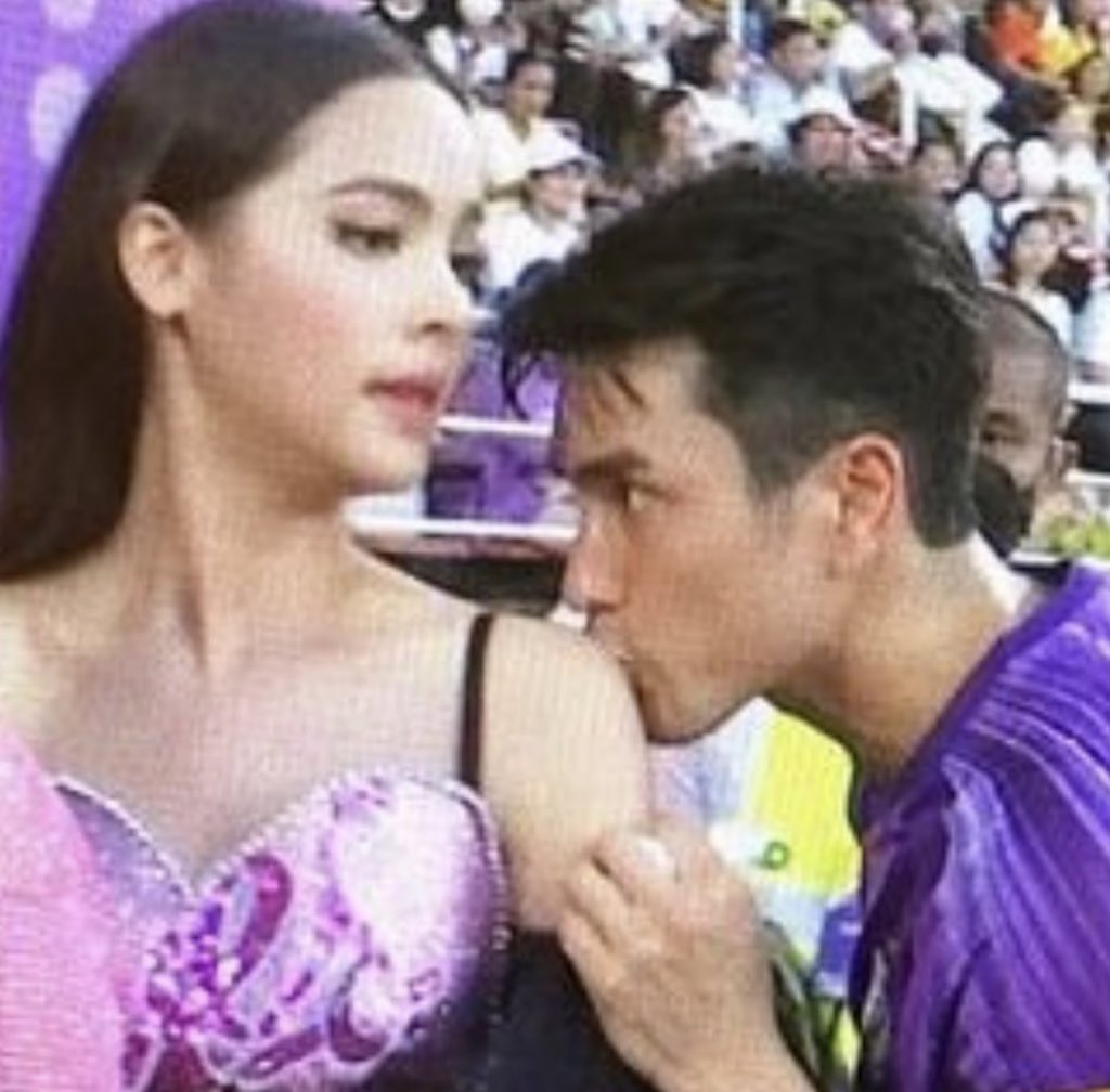 s_b_y_s_b_y's tweet photo. ในละคร Vs ในชีวิตจริง
#ณเดชน์ญาญ่า
#ดวงใจอัคนี
#เล่ห์ลับสลับร่าง
#TheRealNadechConcert
#BelovedFestival53ปีดีต่อใจ https://t.co/xLFDOZY96G