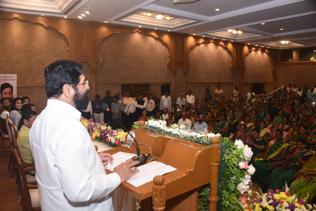CMOMaharashtra's tweet photo. ‘उमेद’ महाराष्ट्र राज्य महिला व कर्मचारी कल्याणकारी संघटनेच्या वतीने सह्याद्री अतिथीगृहात आयोजित कार्यक्रमात मुख्यमंत्री @mieknathshinde यांनी #उमेद अभियानातील कर्मचाऱ्यांशी संवाद साधला. खासदार प्रतापराव जाधव आणि भावना गवळी,राजेश कुलकर्णी,नरेश म्हसके, शीतल म्हात्रे उपस्थित होते. https://t.co/jBqJXjz4vg