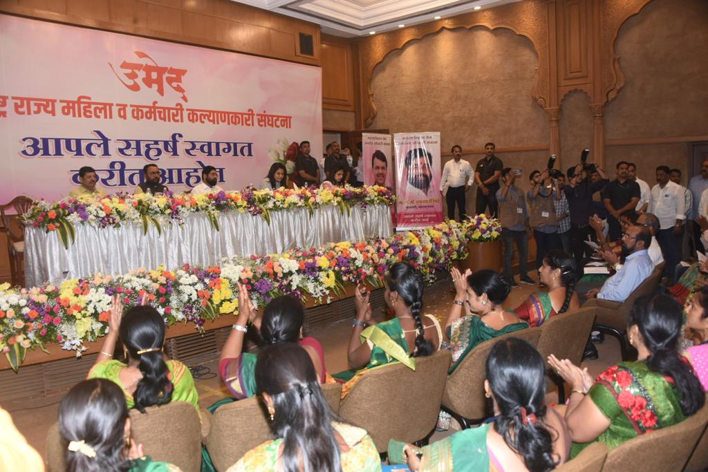 CMOMaharashtra's tweet photo. ‘उमेद’ महाराष्ट्र राज्य महिला व कर्मचारी कल्याणकारी संघटनेच्या वतीने सह्याद्री अतिथीगृहात आयोजित कार्यक्रमात मुख्यमंत्री @mieknathshinde यांनी #उमेद अभियानातील कर्मचाऱ्यांशी संवाद साधला. खासदार प्रतापराव जाधव आणि भावना गवळी,राजेश कुलकर्णी,नरेश म्हसके, शीतल म्हात्रे उपस्थित होते. https://t.co/jBqJXjz4vg
