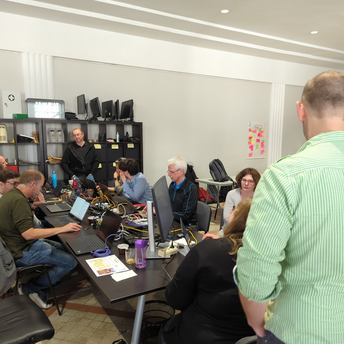 Ashimema's tweet photo. Look at all those milling hacker faces at #kohails hackfest. https://t.co/6OqxpFwYeG