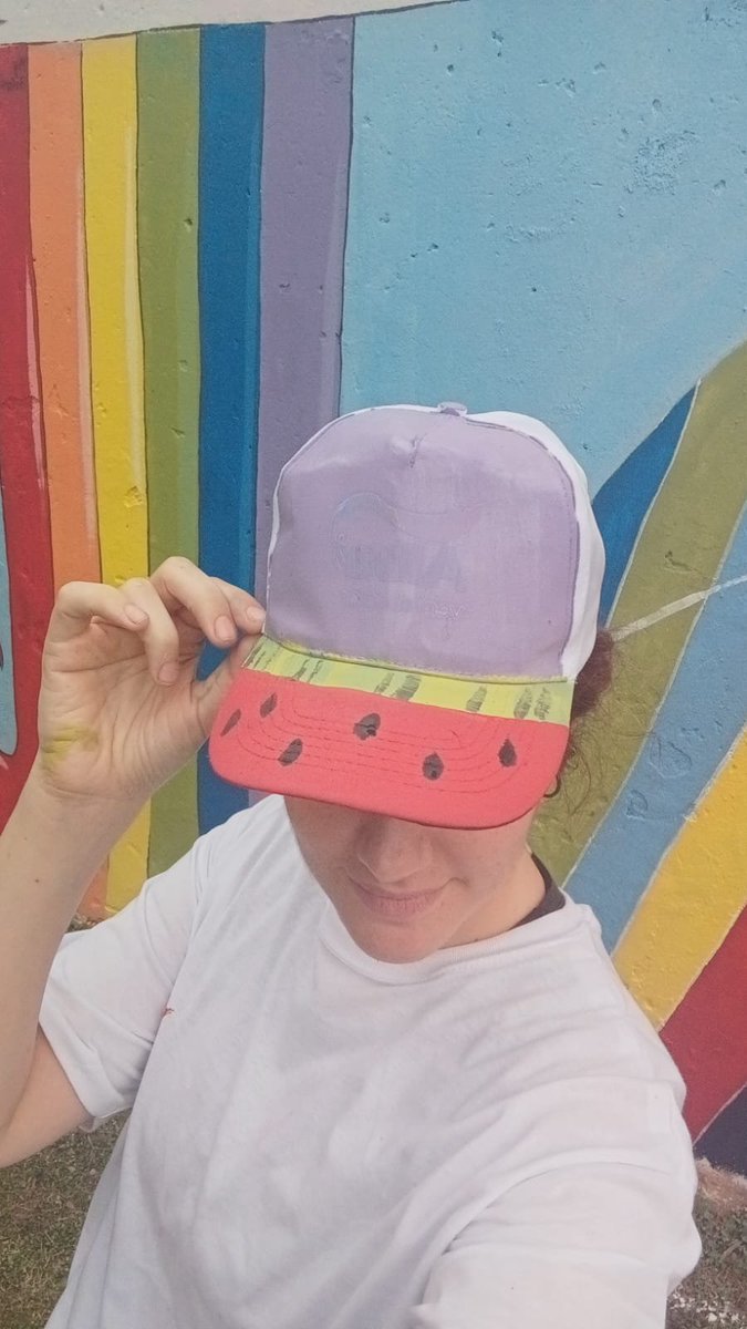 kurarahimura's tweet photo. vengo a alardear que pinte un muralcito... una pequeña lluvia de #pride que deje en Córdoba (y tb me pinte la gorra jaja).
Pueden verlo en mi perfil artistico @MyProfanity https://t.co/MCIIlrsqrZ