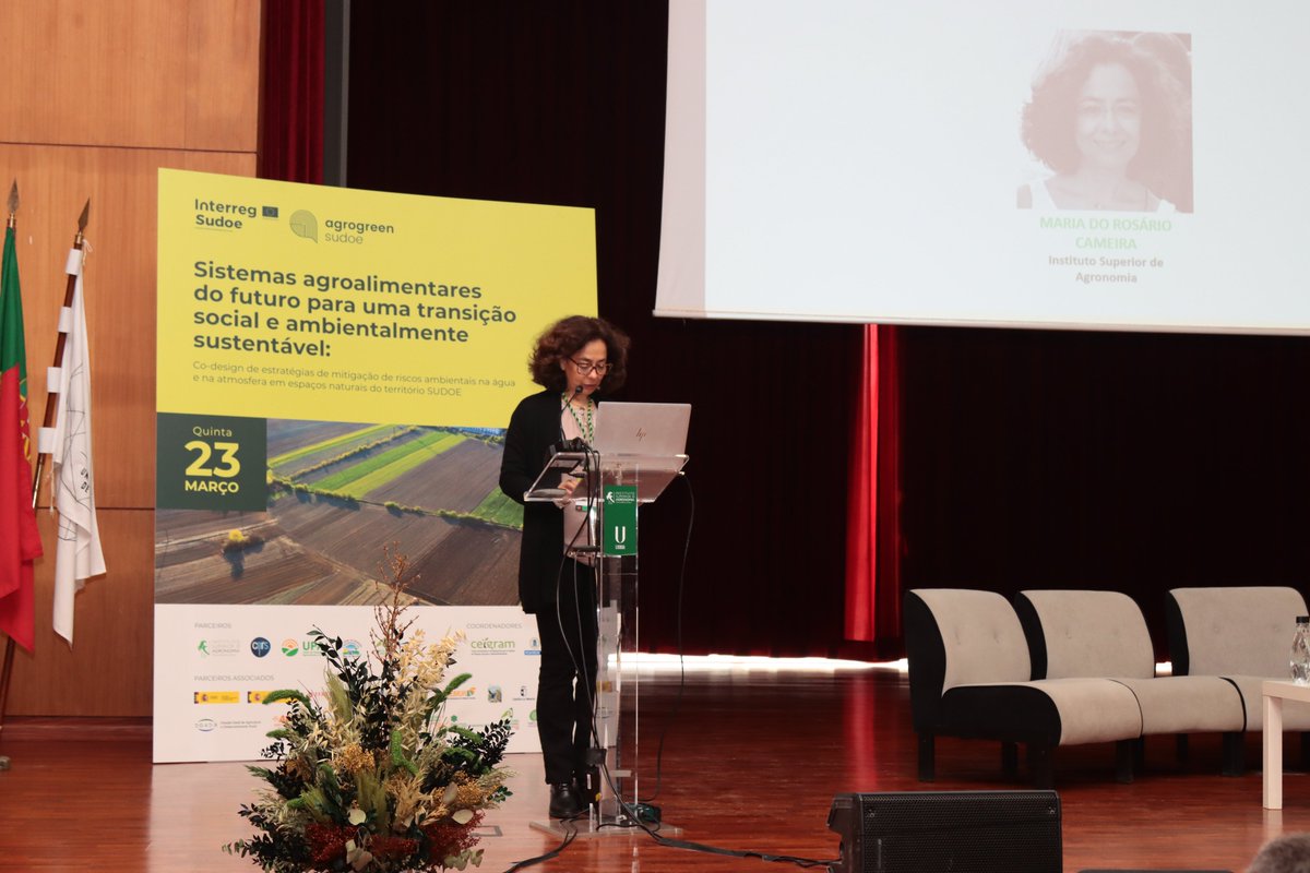 AgroGreenSUDOE's tweet photo. Maria do Rosário Cameira, Profesora del @isagronomia e investigadora del proyecto #AgroGreen-SUDOE (@Sudoe5), estuvo a cargo de presentar a los asistentes la estructura de la jornada. Acto seguido, Alberto Sanz Cobeña, expuso los objetivos, estructura y logros alcanzados. https://t.co/vbMh8grLaF